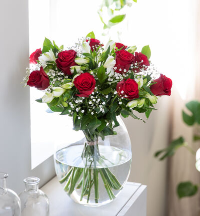 Rød Rosebukett med slør Rød Rosebukett med slør